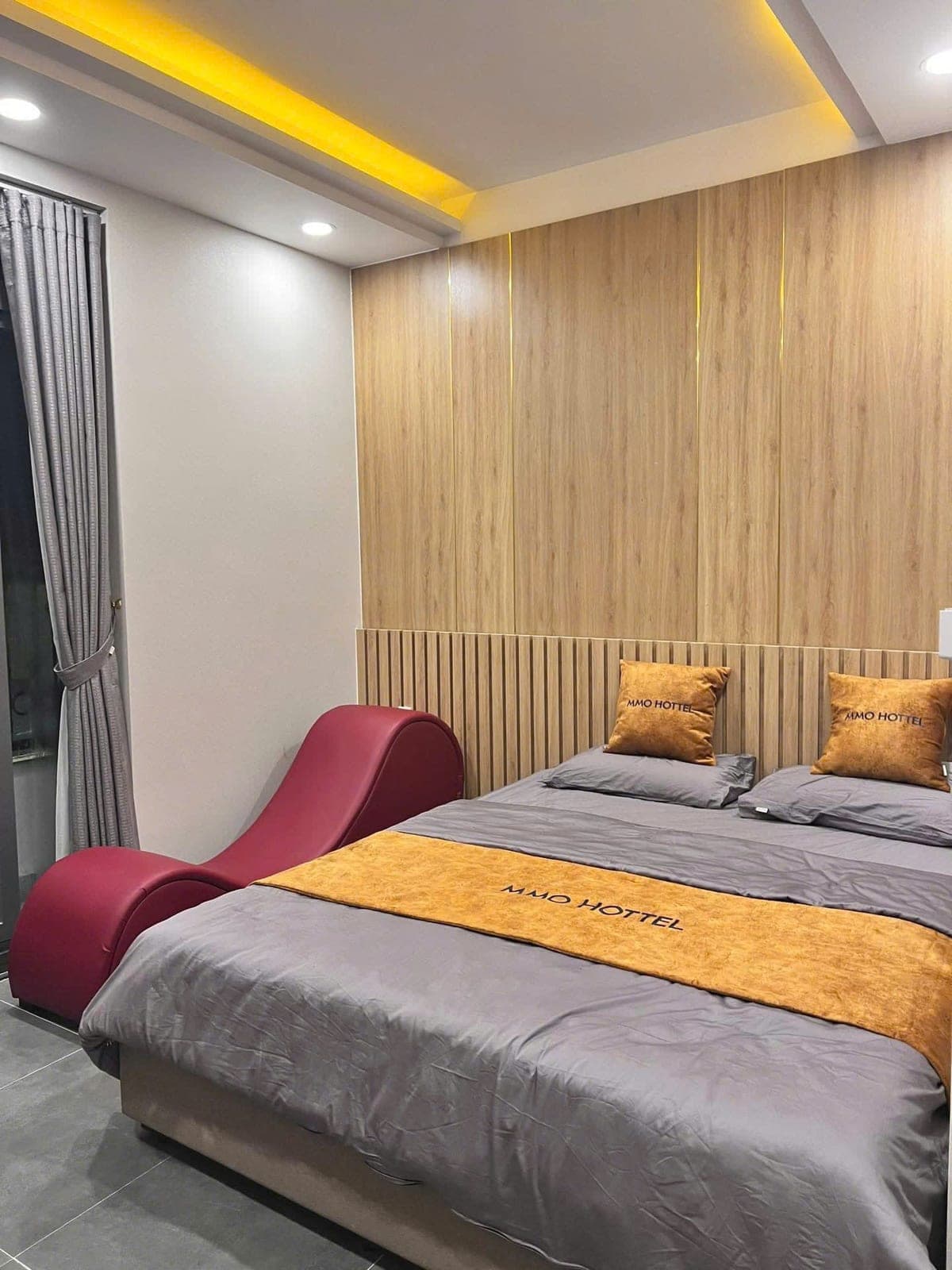 Phòng VIP MMO HOTEL với ghế thư giãn và đèn hắt vàng